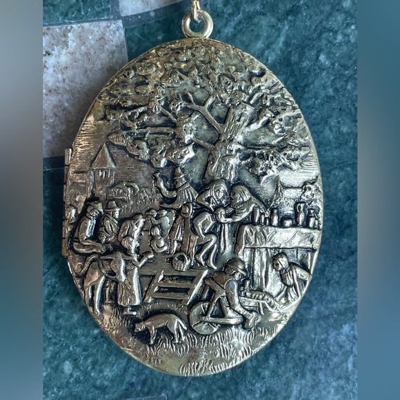 Vintage Large Whiting Davis Gold Tone Locket w/ Pastoral Scene - Picture 4 of 7